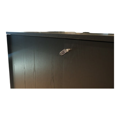 Sort skap m/ skyvedører og lås