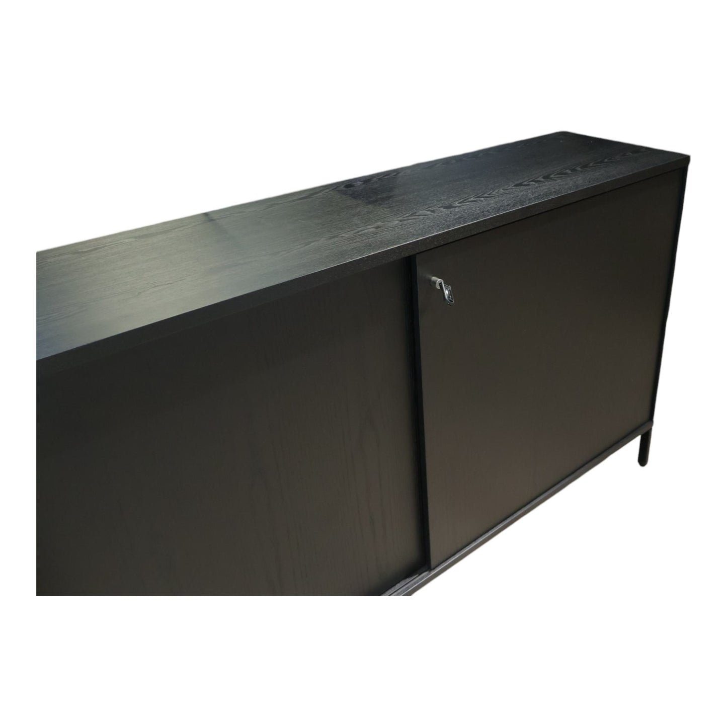 Sort skap m/ skyvedører og lås