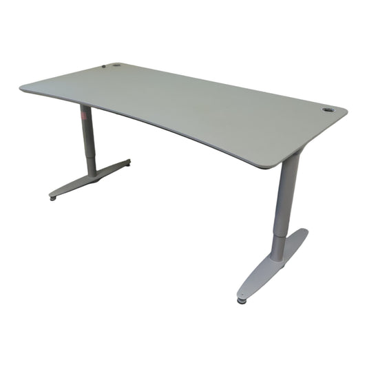 Manuelt justerbart Kinnarps skrivebord m/buet kant, 180cm