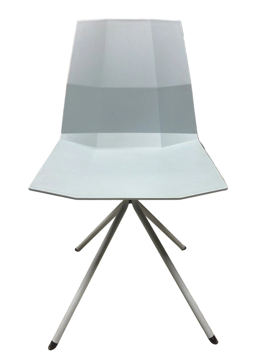 Designstol med unikt firkantet design
