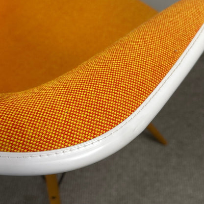 Eames spisestol fra Vitra, oransje
