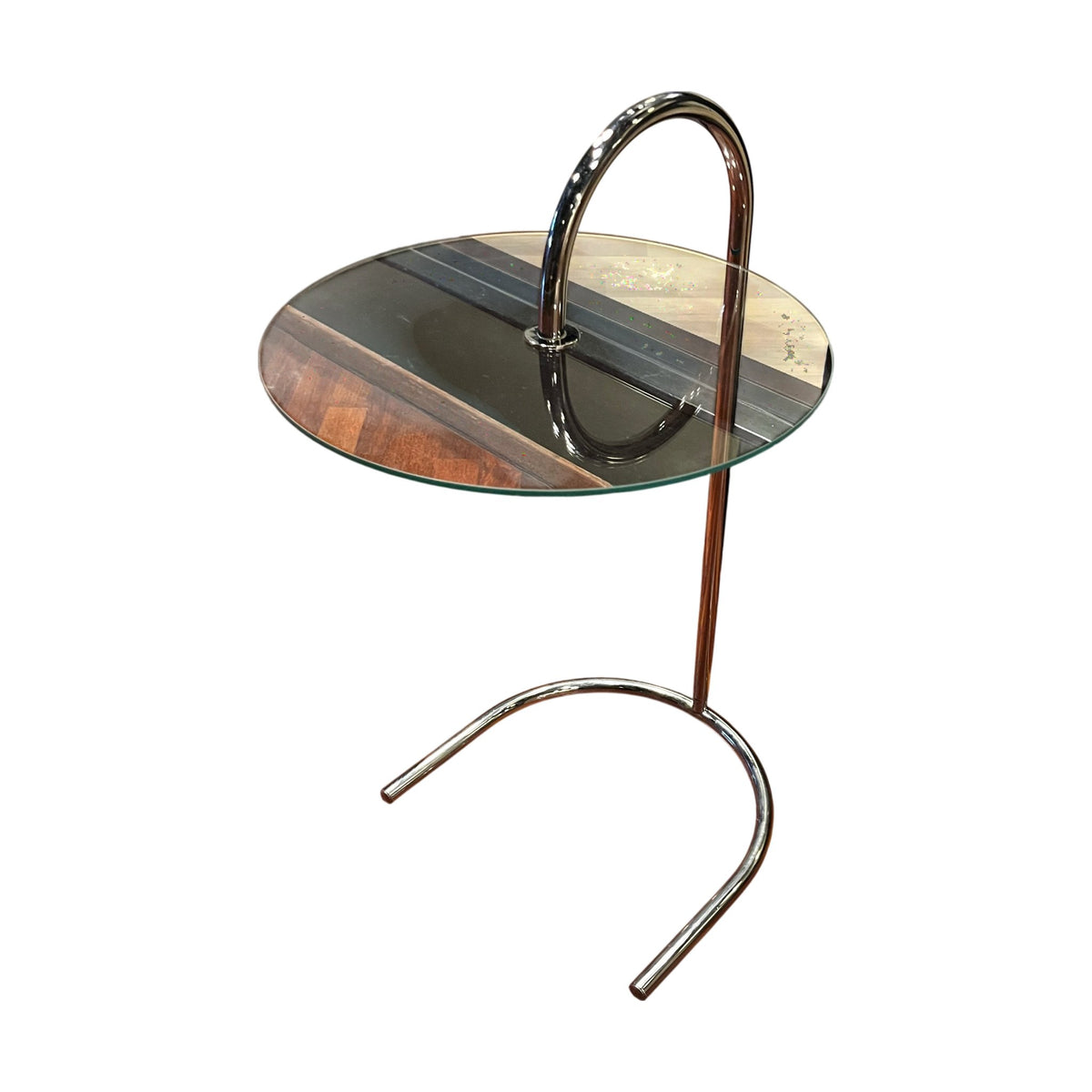 Krom sidebord i glass, luksuriøst design