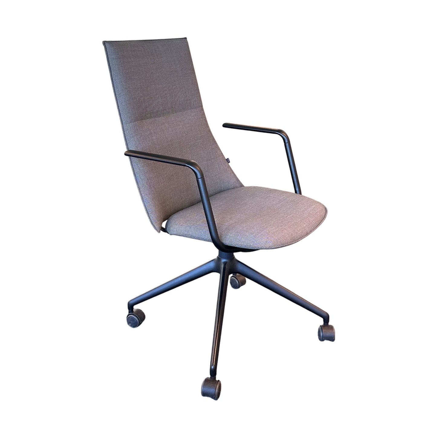 Fjell 5ER møteromsstol fra Fora Form, mørk grønn, med armlener