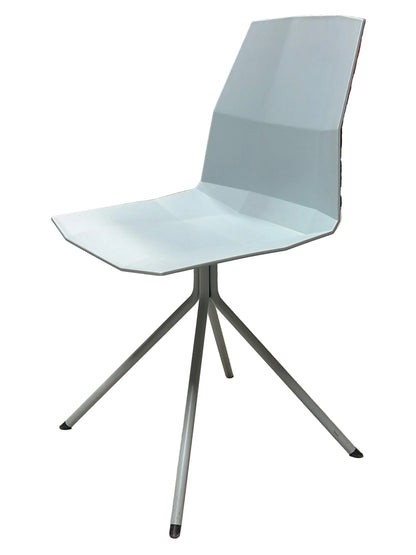 Designstol med unikt firkantet design