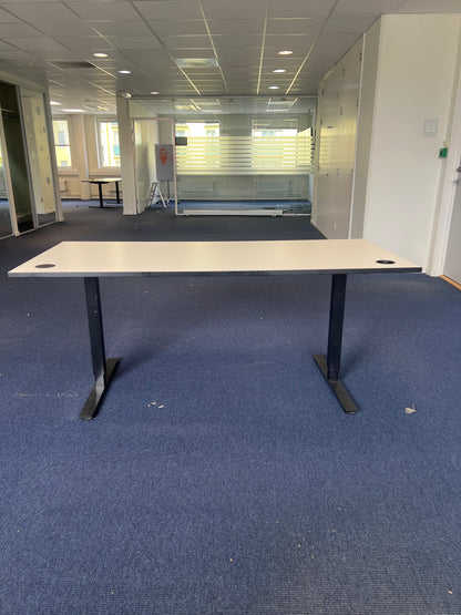 Elektrisk hev/senk skrivebord, 180x80 cm, hvit, Edsbyn