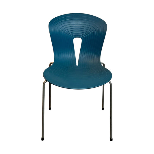 Pond møteromsstol fra Fora Form, mørk blå