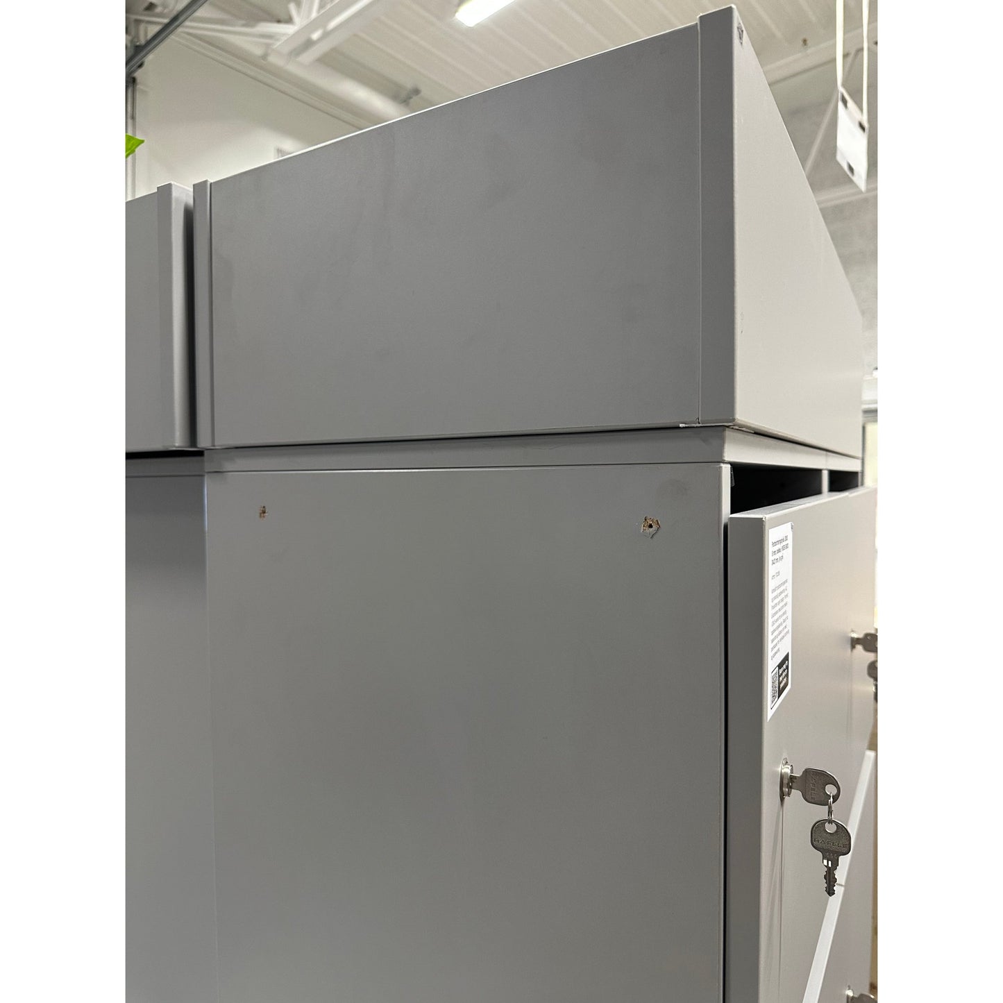 Postsorteringshylle QBUS, 8 rom, sokkel, H1636 B800 D420 mm, lys grå