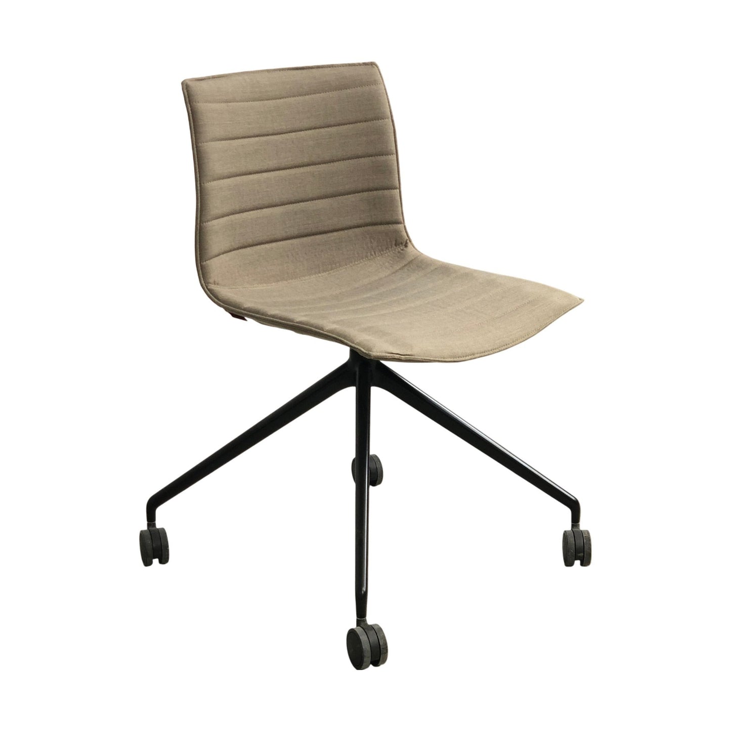 Catifa 46 møteromsstol fra Arper, beige, på hjul