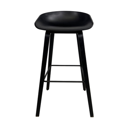 HAY About a stool barstol i svart, eikefiner