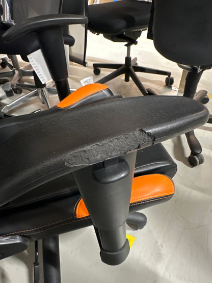 OMP Beta gamingstol m/oransje detaljer