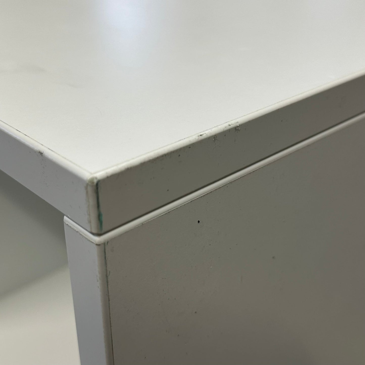 Bokhylle i hvit fra QBUS – 3 hyller, B120 cm