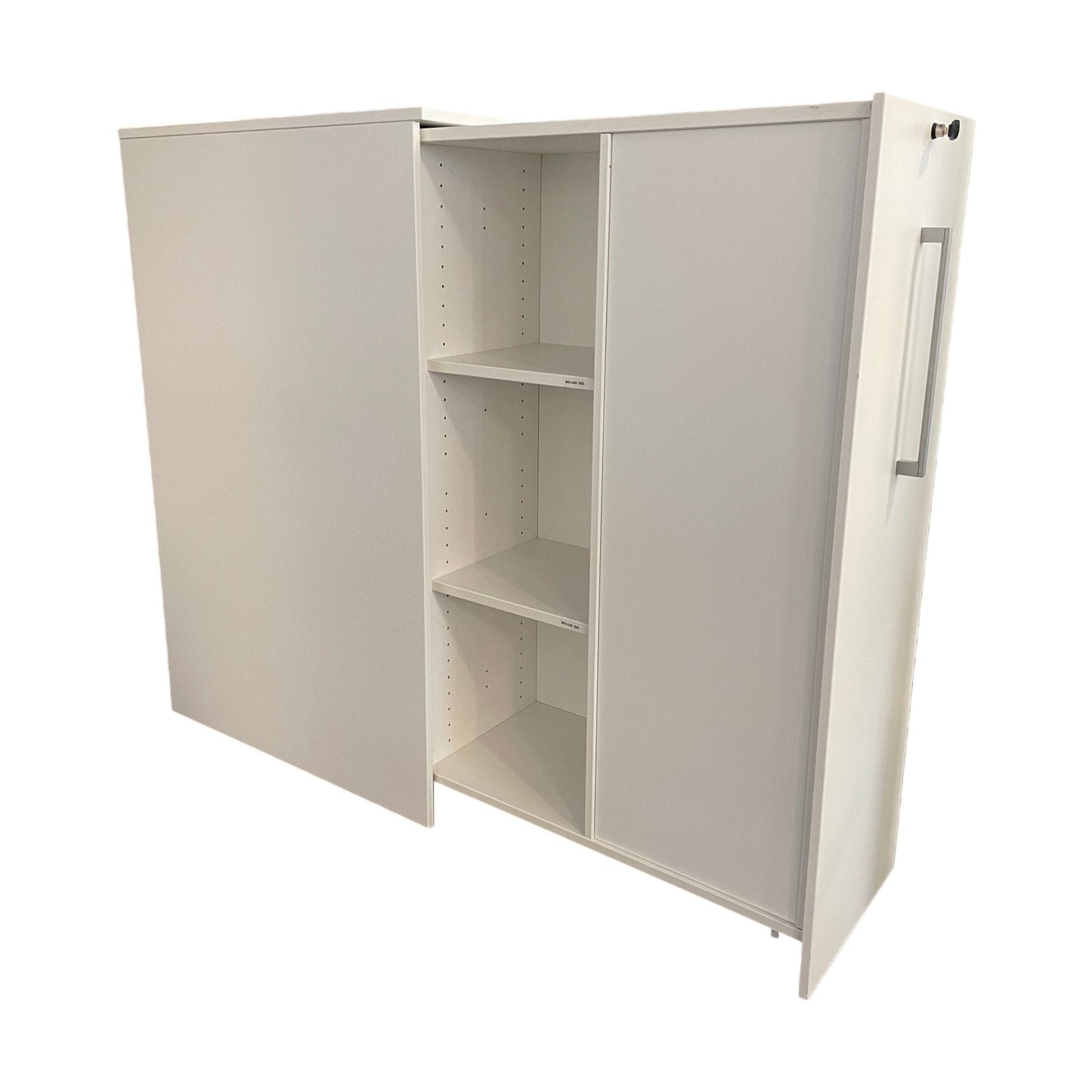 Hvit towerskap fra Kinnarps, dobbel åpning, 125x80x40 cm