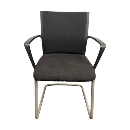 Sarb konferansestol fra Steelcase, svart stoff, med armlener