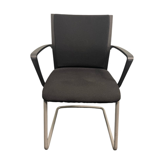 Sarb konferansestol fra Steelcase, svart stoff, med armlener