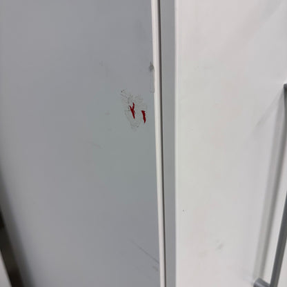 Skap fra Kinnarps, med lås mot høyre, hvit