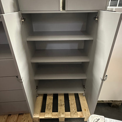 Skap QBUS, 2 hyller, sokkel, håndtak, H1252 B800 D420 mm, lys grå