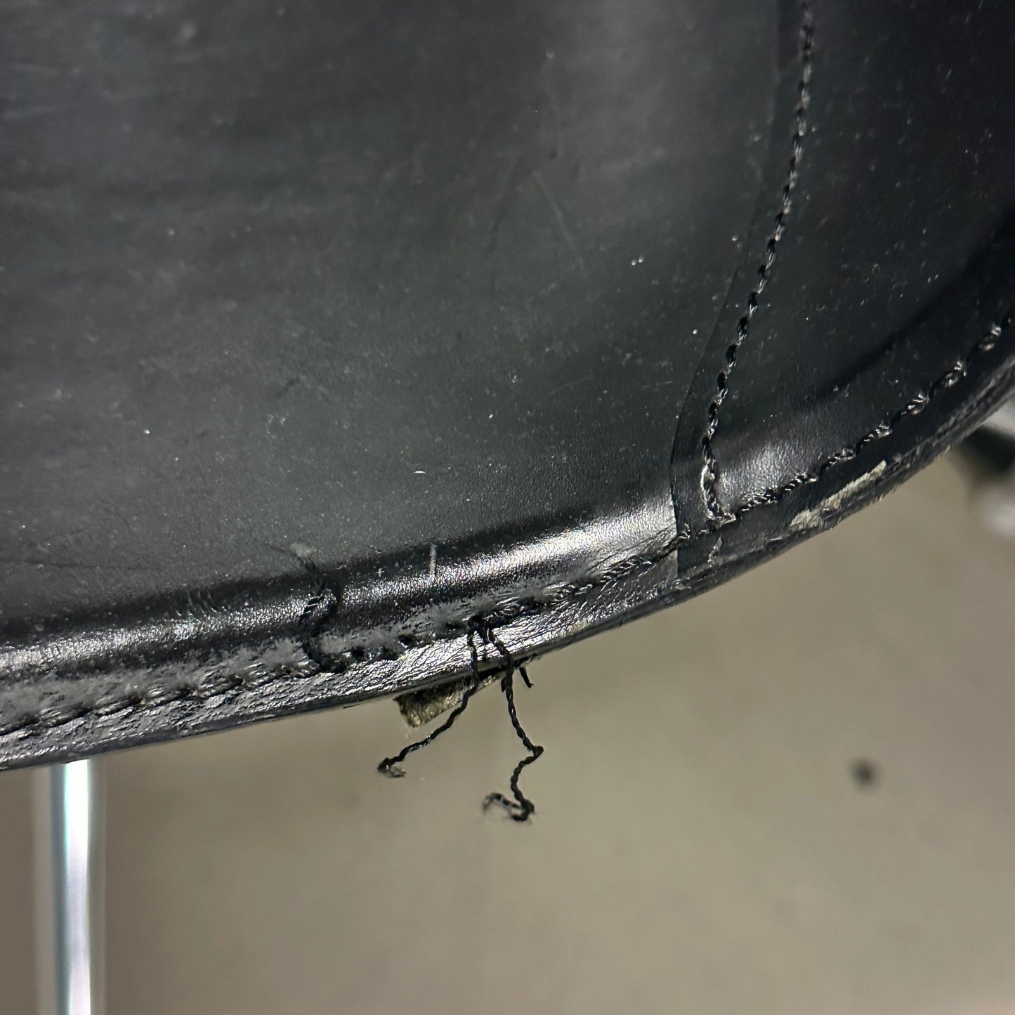 Catifa 53 spisestol i sort skinn