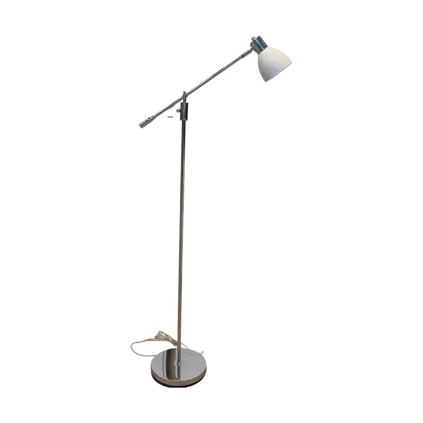Gulvlampe i sølvmetall med hvit pæredeksel