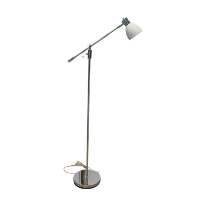 Gulvlampe i sølvmetall med hvit pæredeksel