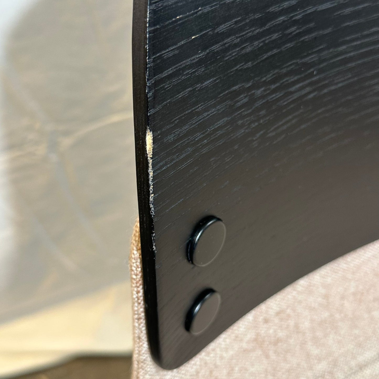 Con barstol fra ForaForm, beige tekstil og svart ramme