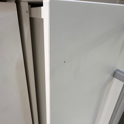 Skap fra Kinnarps, med lås mot høyre, hvit