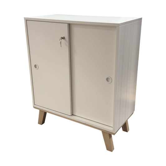 Skap QBUS, låsbare skyvedører m/håndtak, 1 hylle, benstativ i eik, H868 B800 D400 mm,