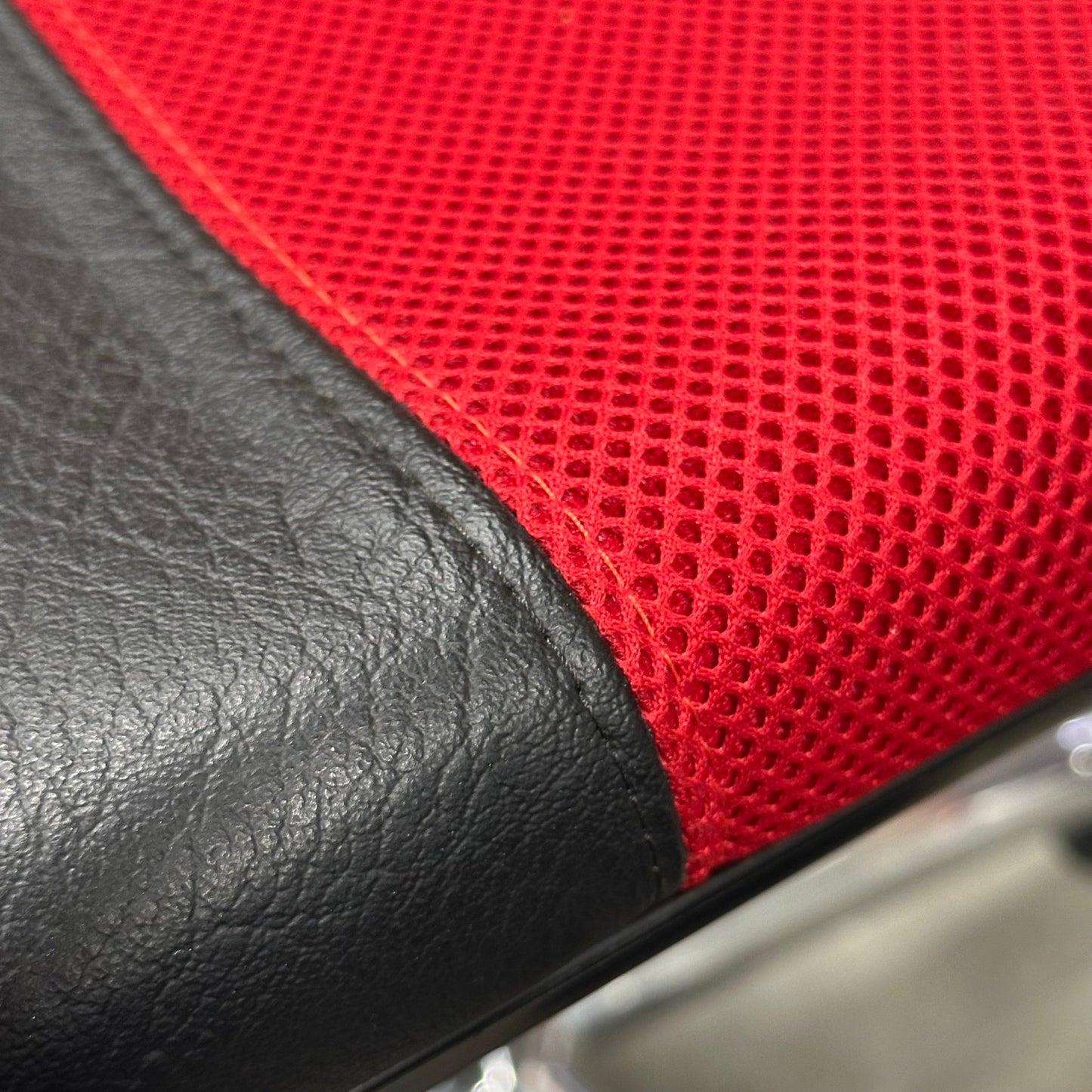 Arbeidsstol fra Aj Produkter, rødt stoff/vinyl