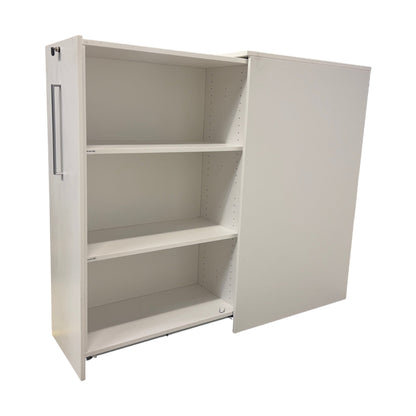 Skap fra Kinnarps, med lås mot høyre, hvit