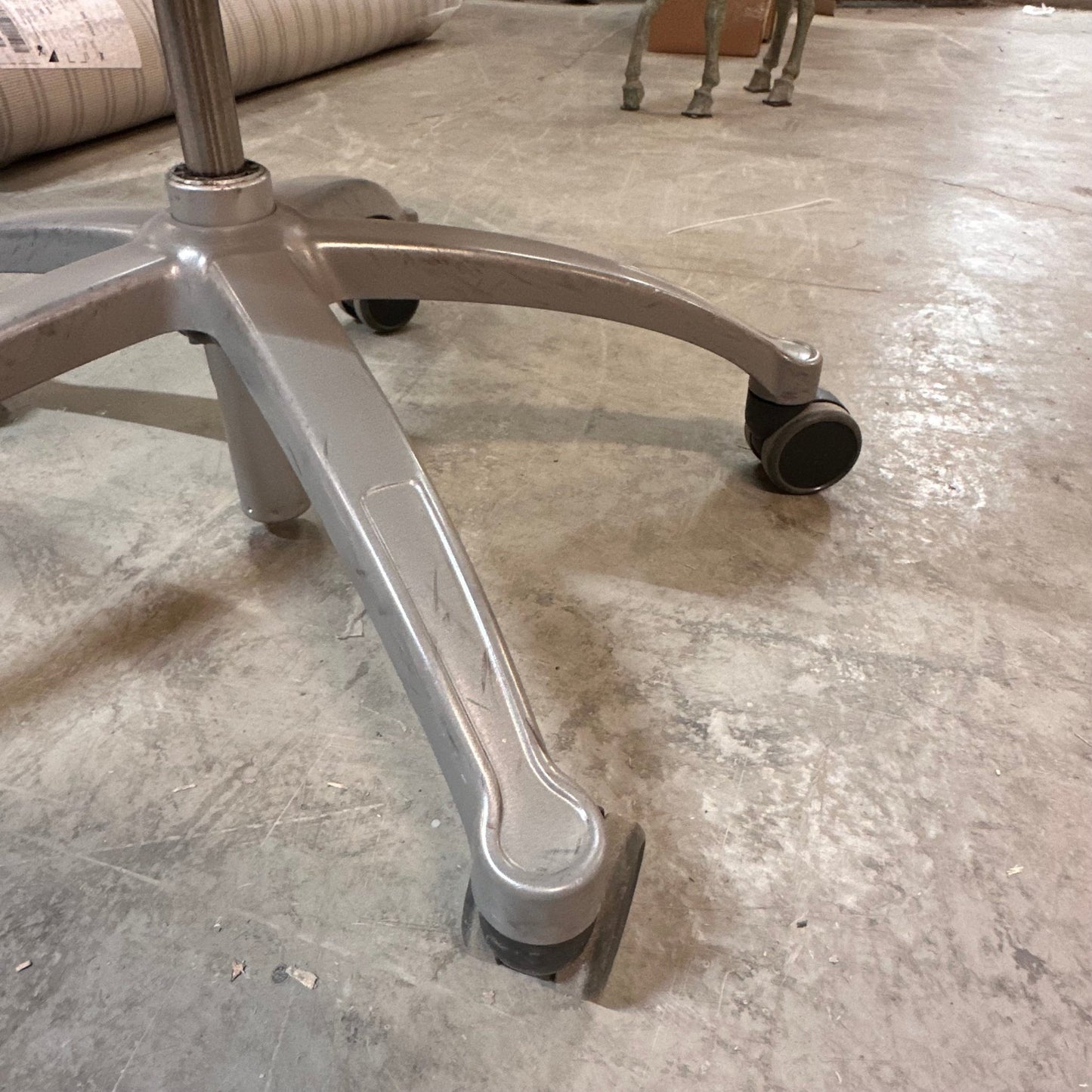 400 kontorstol fra RH Logic, svart