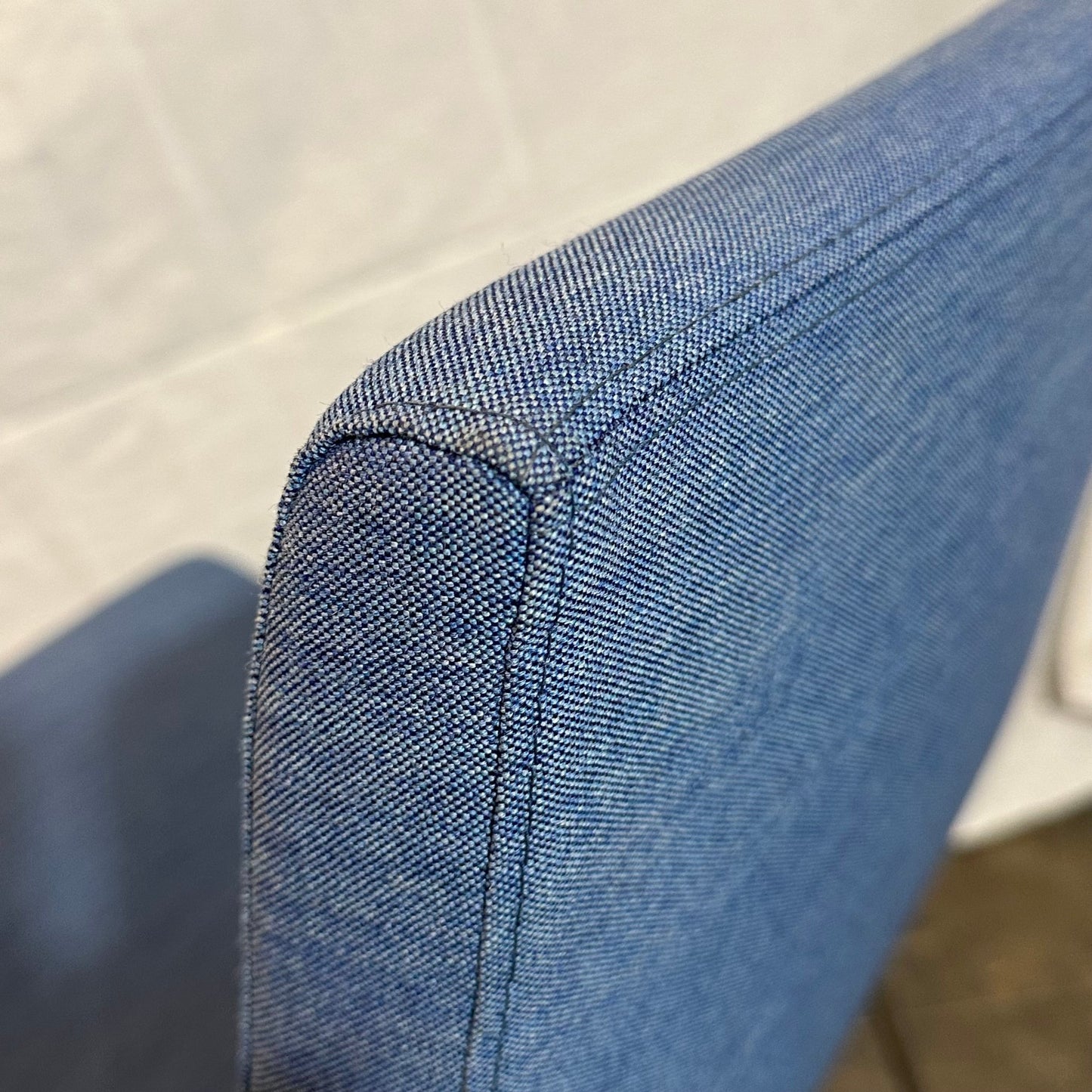 Clint møteromsstol fra ForaForm, blå tekstil