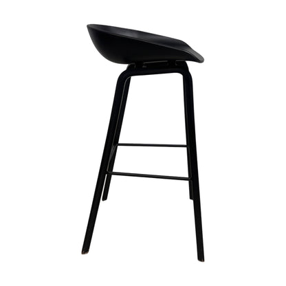 HAY About a stool barstol i svart, eikefiner