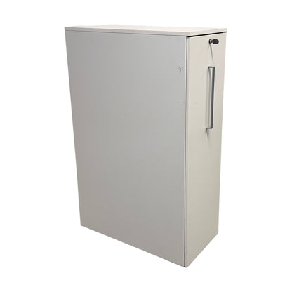 Skap fra Kinnarps, med lås mot høyre, hvit