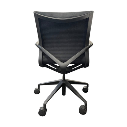 Møteromsstol fra ELJ, svart med hevsenk