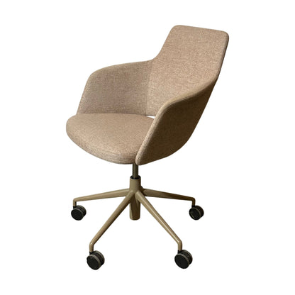 Pilot møteromsstol fra Materia, rosa ull, svingbar, med hjul