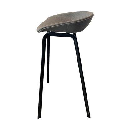 Hay about a stool, grå