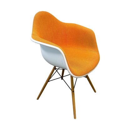 Eames spisestol fra Vitra, oransje