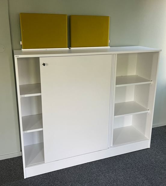 Skap med skyvedører, låsbar