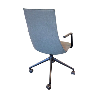 Fjell 5ER møteromsstol fra Fora Form, mørk grønn, med armlener