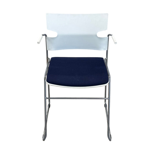 Møteromsstol fra Materia, hvit, stablebar