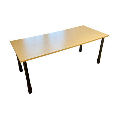 Trefarget skrivebord m/ sorte ben, 180cm