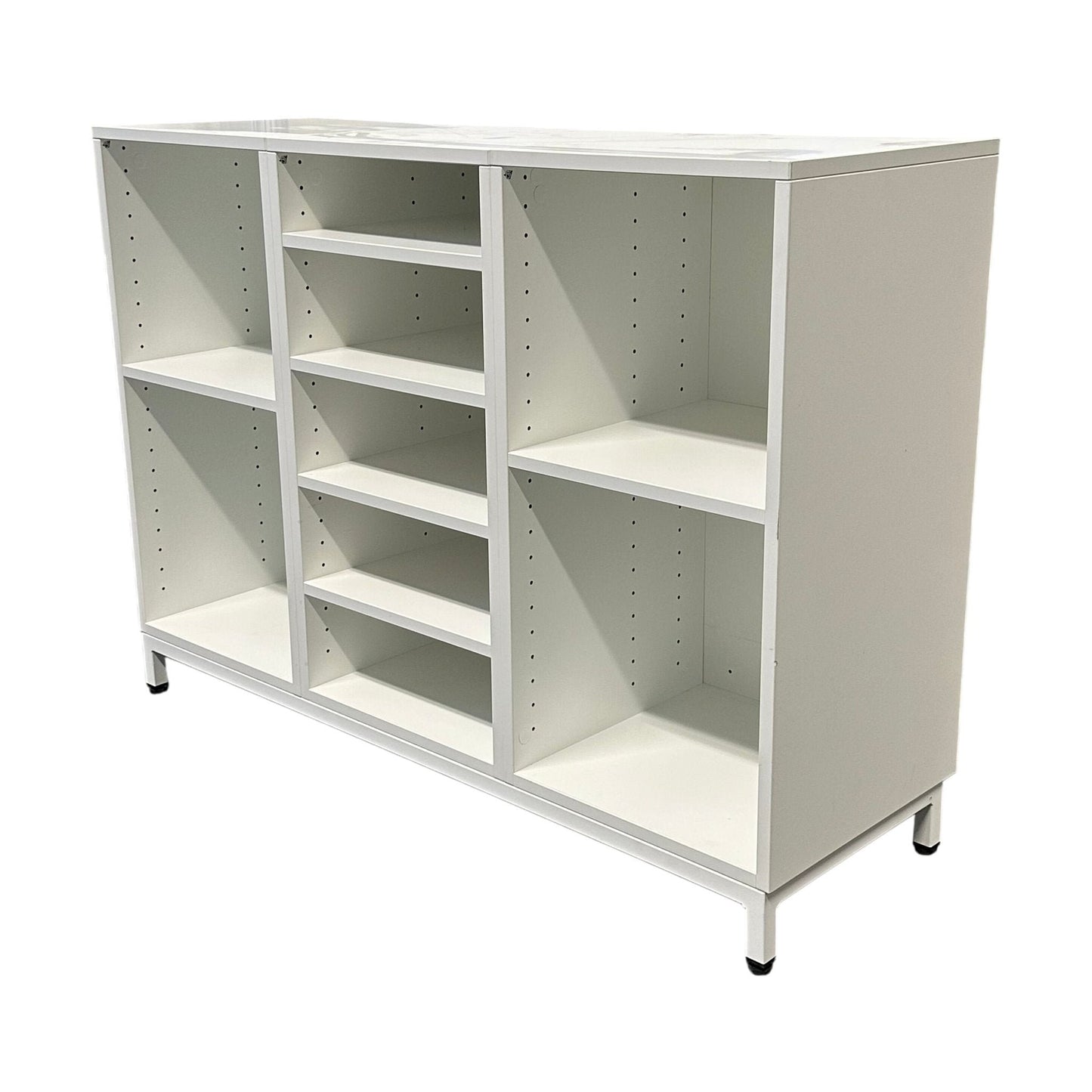 Bokhylle i hvit fra QBUS – 3 hyller, B120 cm