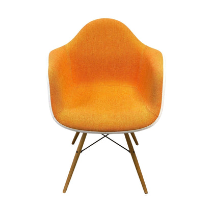 Eames spisestol fra Vitra, oransje
