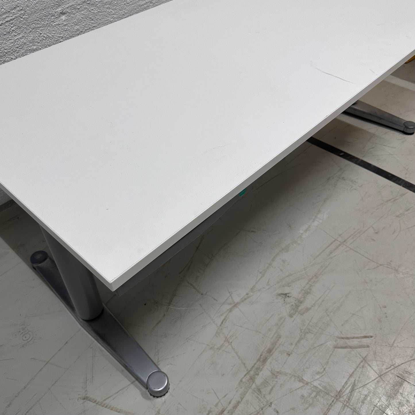 Elektrisk hev/senk skrivebord fra Horreds, hvit plate, 180x80 cm