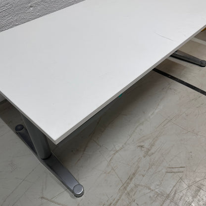 Elektrisk hev/senk skrivebord fra Horreds, hvit plate, 180x80 cm