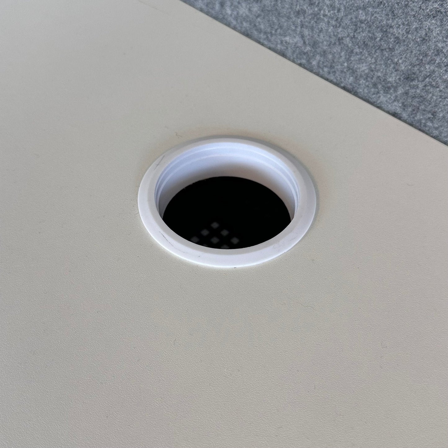 Elektrisk hev/senk skrivebord inkludert skillevegg, 140x80 cm