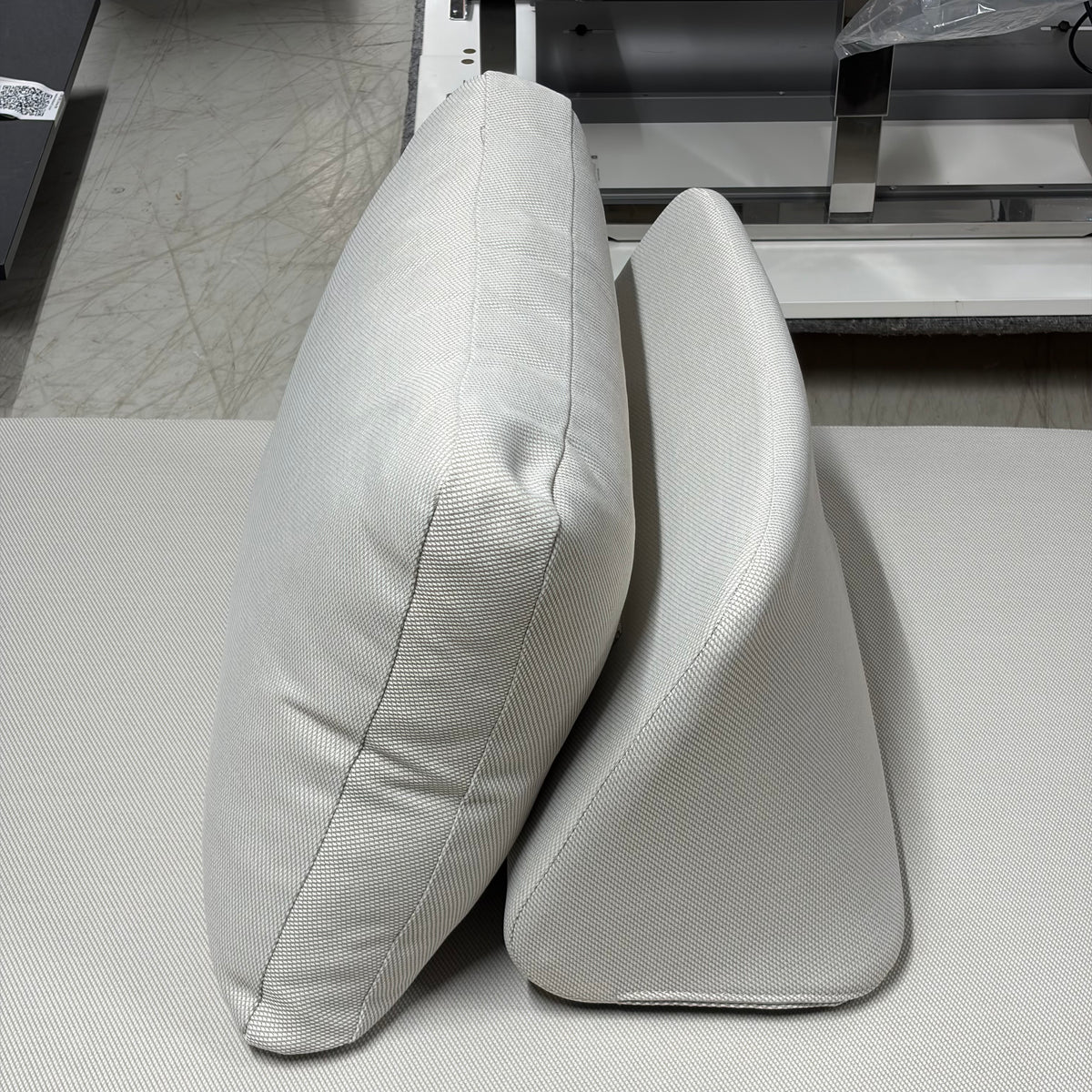 Vienna loungesofa for uterom fra Kid i beige, innebygd sidebord i tre