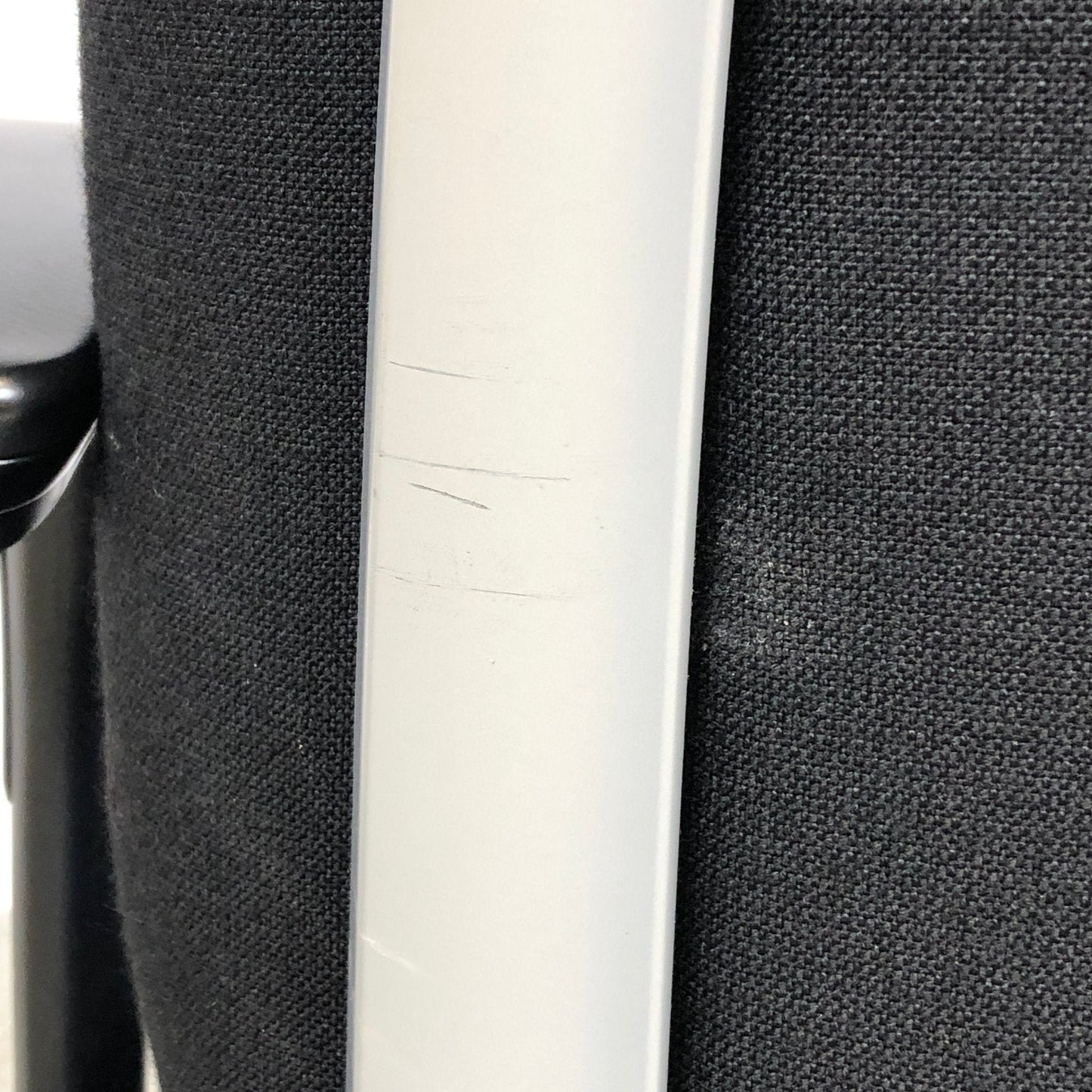 Kinnarps Synchrone 9000, grå ramme på rygg