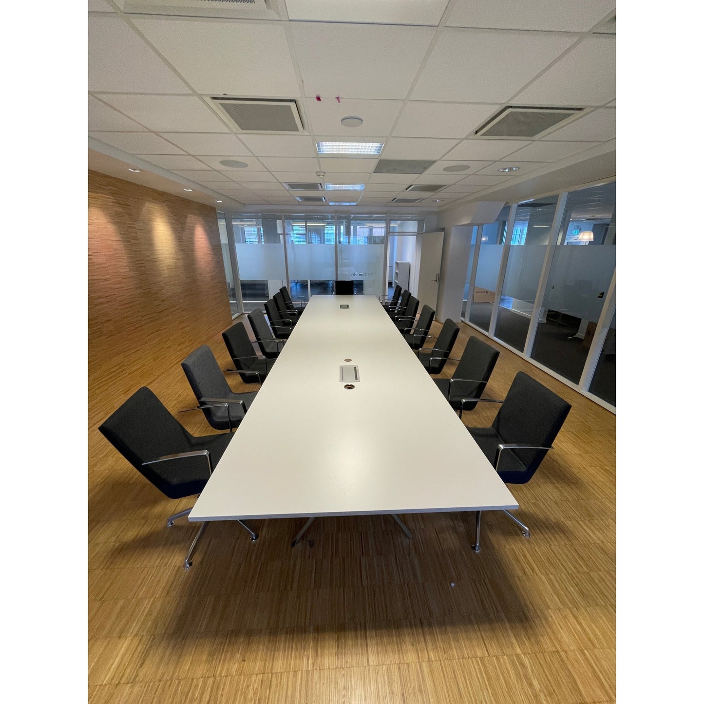 Møtebord fra EFG, lys grått laminat, 550x140 cm