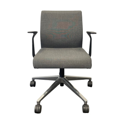Think møteromsstol fra Steelcase, grå