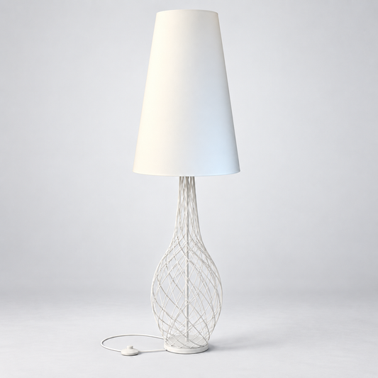 Gulvlampe i hvit, flettet metallfot